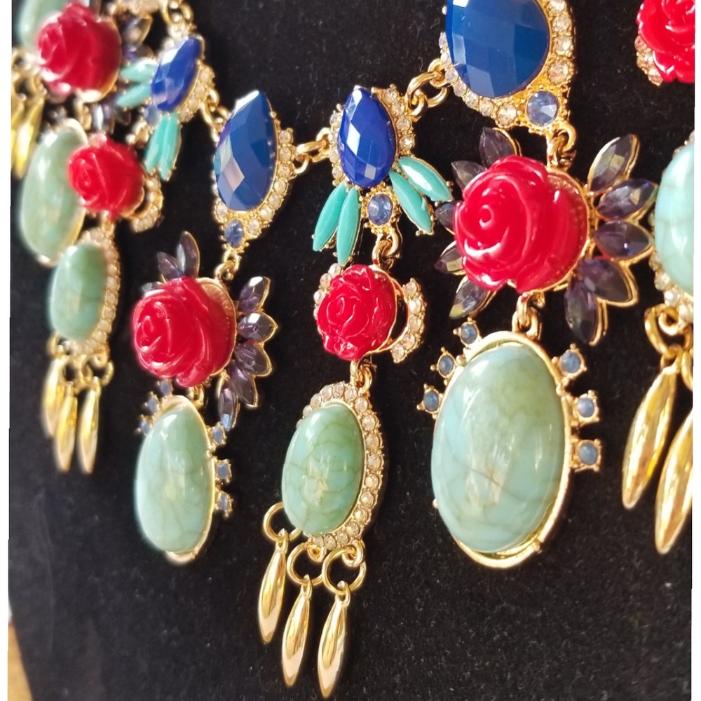 NWOT Roses Necklace - Picture 4 of 5